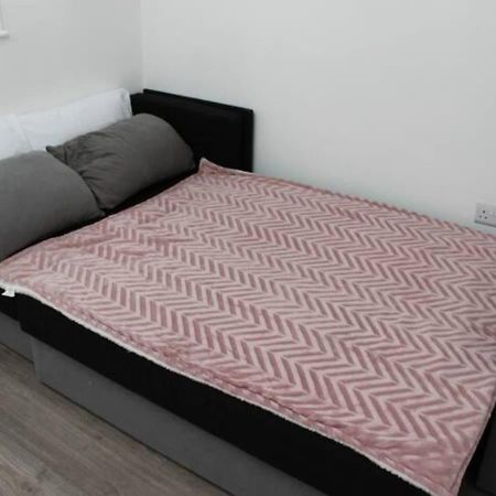 Вілла Newly Refurbished 3 Bed 2.5 Bath House In Staines Екстер'єр фото