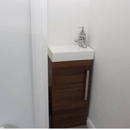 Вілла Newly Refurbished 3 Bed 2.5 Bath House In Staines Екстер'єр фото