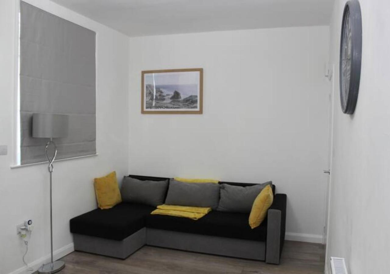 Вілла Newly Refurbished 3 Bed 2.5 Bath House In Staines Екстер'єр фото