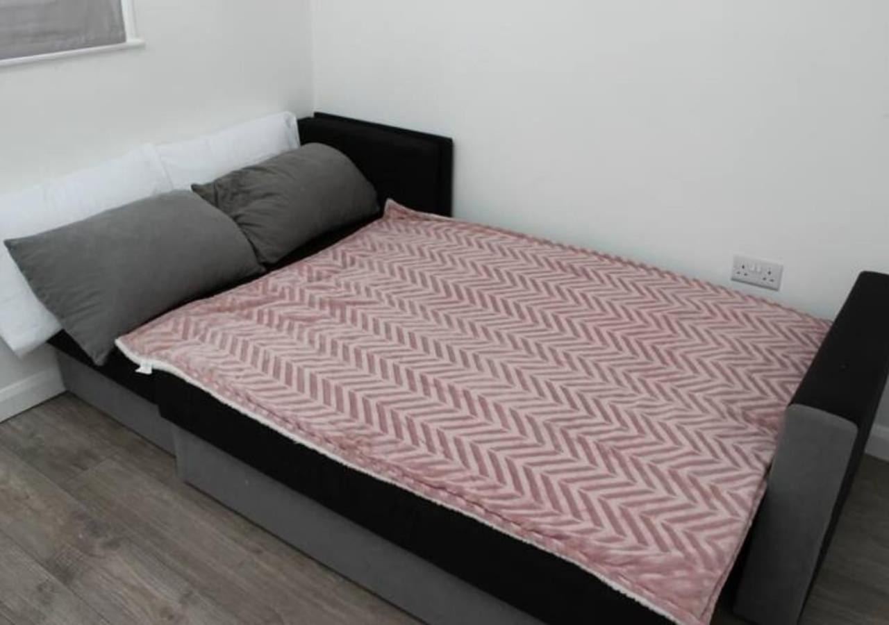 Вілла Newly Refurbished 3 Bed 2.5 Bath House In Staines Екстер'єр фото