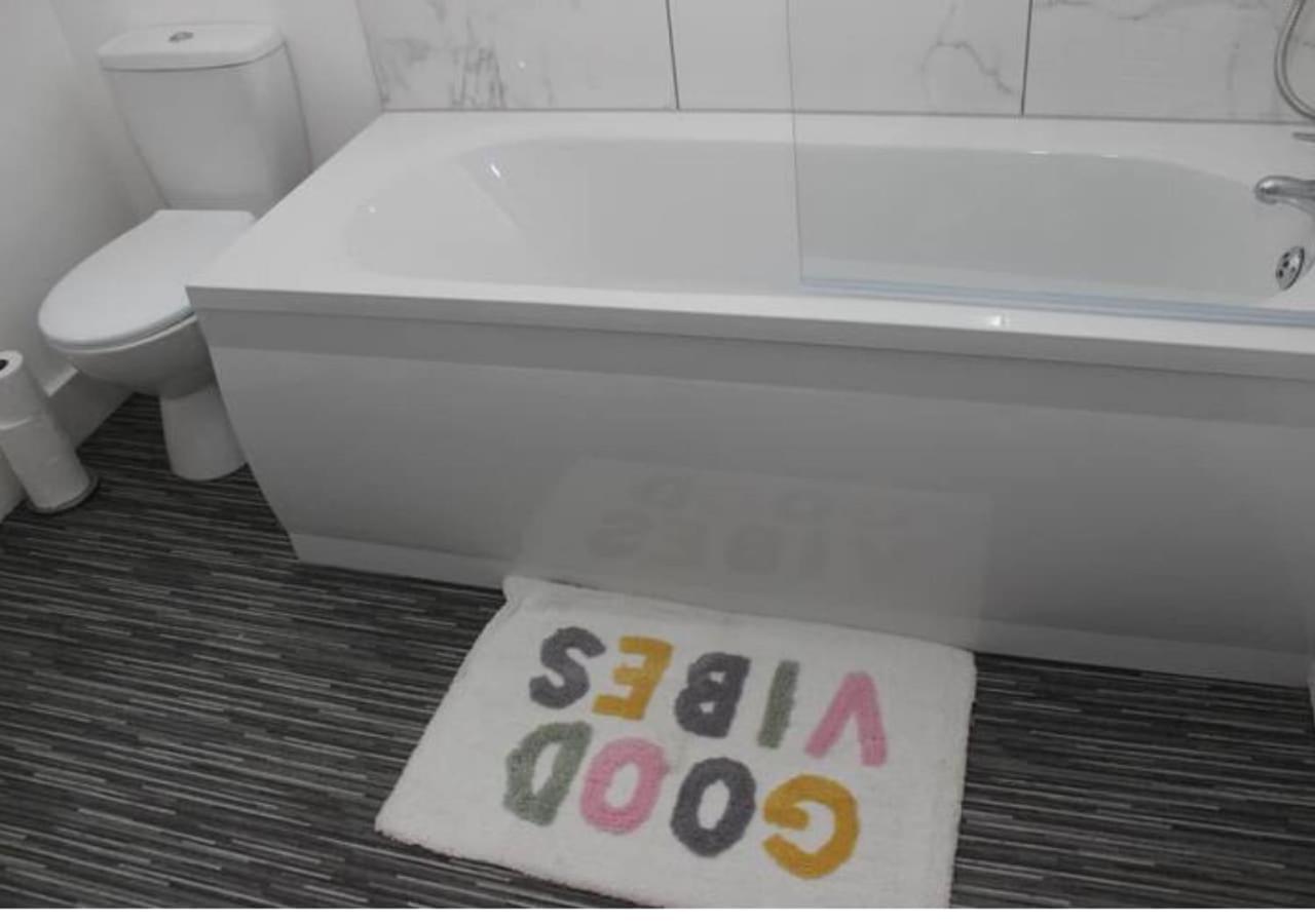 Вілла Newly Refurbished 3 Bed 2.5 Bath House In Staines Екстер'єр фото