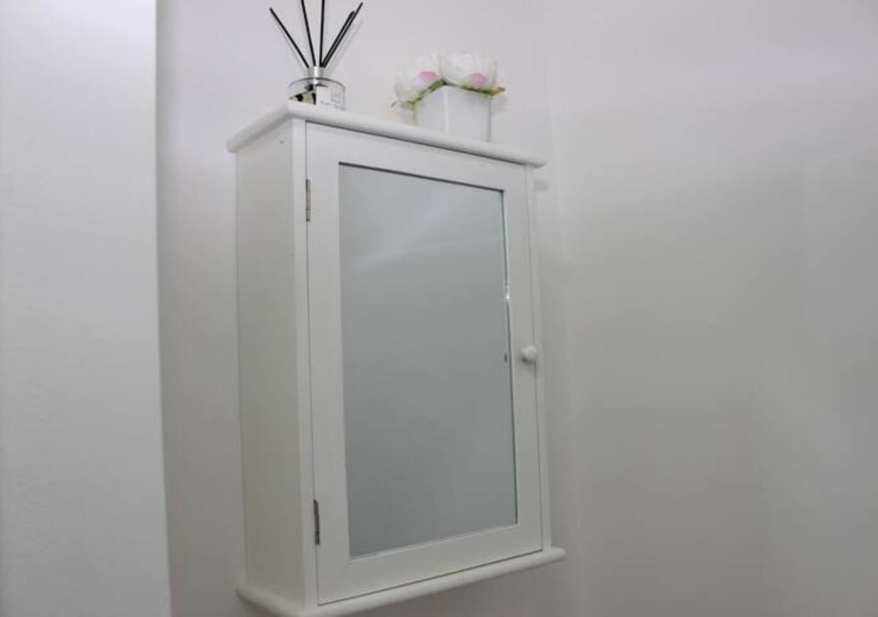 Вілла Newly Refurbished 3 Bed 2.5 Bath House In Staines Екстер'єр фото