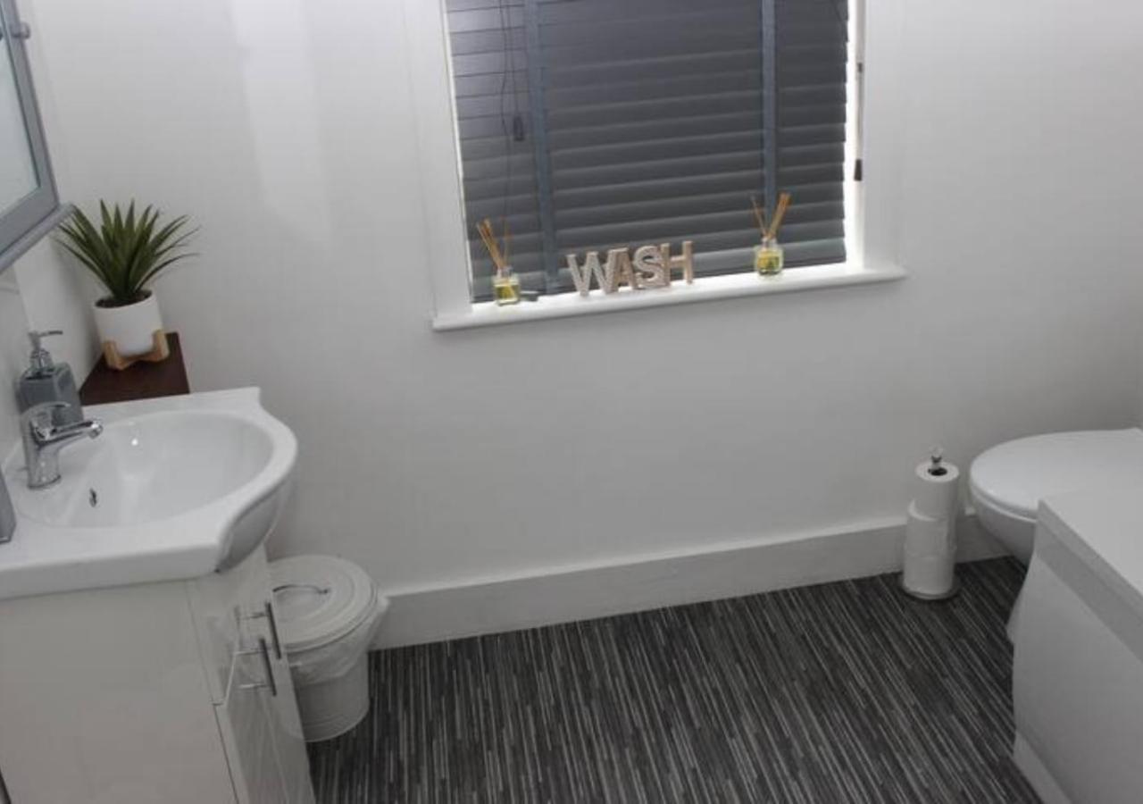 Вілла Newly Refurbished 3 Bed 2.5 Bath House In Staines Екстер'єр фото