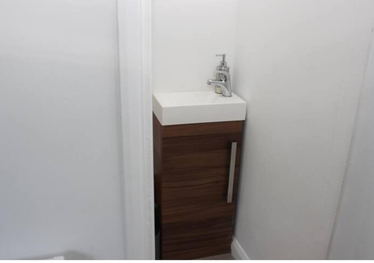 Вілла Newly Refurbished 3 Bed 2.5 Bath House In Staines Екстер'єр фото