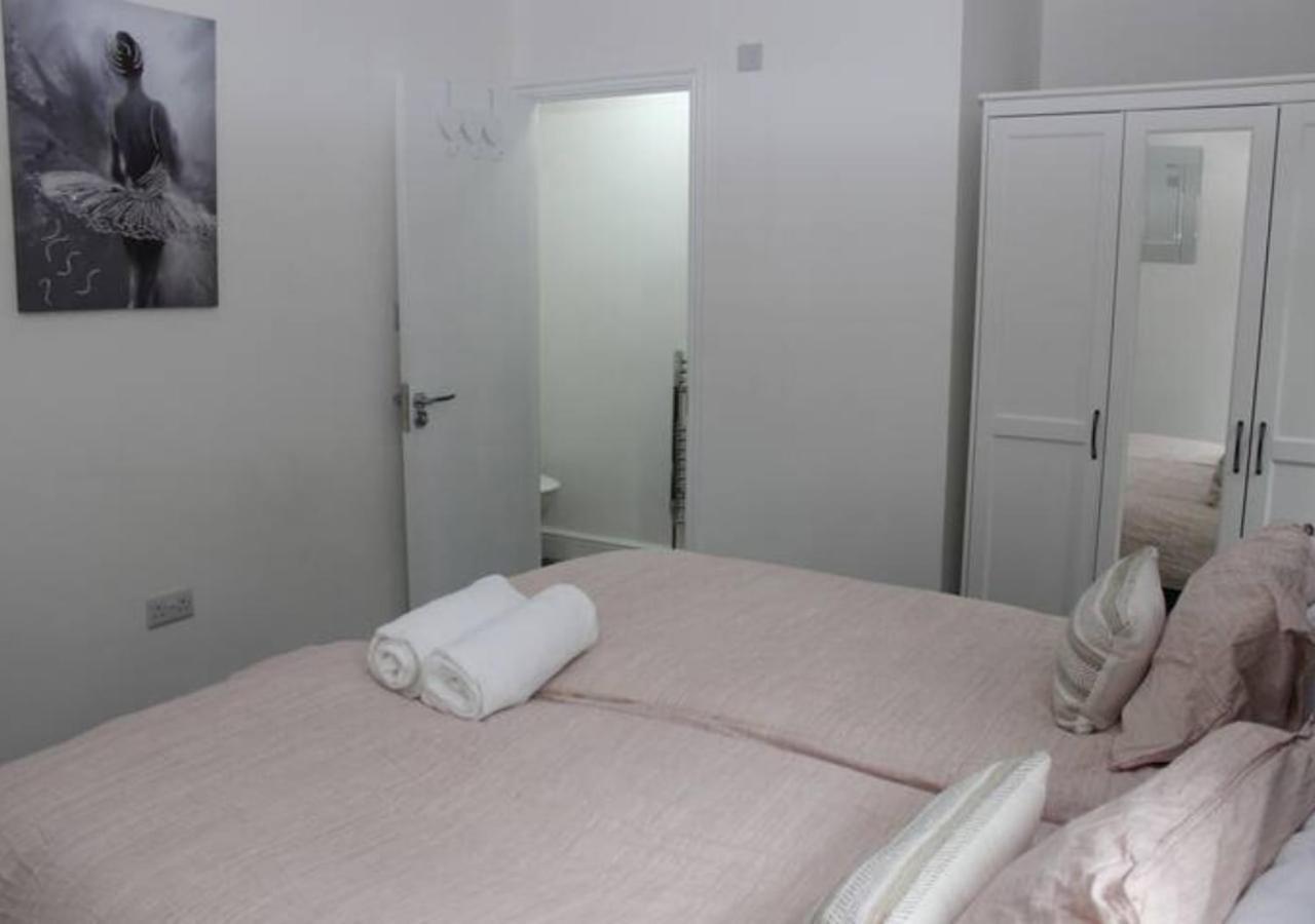 Вілла Newly Refurbished 3 Bed 2.5 Bath House In Staines Екстер'єр фото